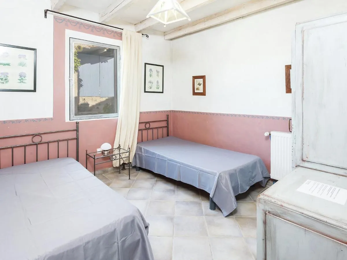 Spacious Cottage In Oppede With Swimming Pool Maubec  0*, Maubec (Vaucluse) France